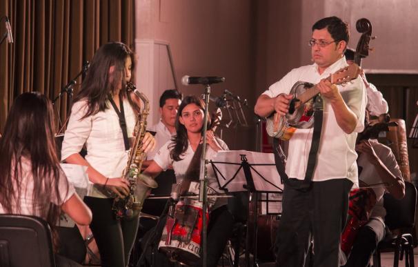 Fabio Chávez: "La Orquesta de instrumentos reciclados de Cateura es un privilegio. Hay muchos más Cateuras en Paraguay"