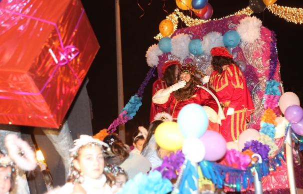 Los Reyes Magos llegan este jueves a la provincia con toneladas de caramelos y juguetes en carrozas de ilusión