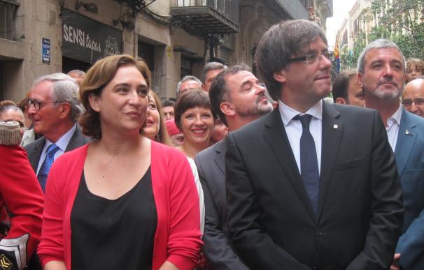 Colau y Puigdemont encabezan la comitiva popular de La Mercè entre 'gegants' y ciudadanos