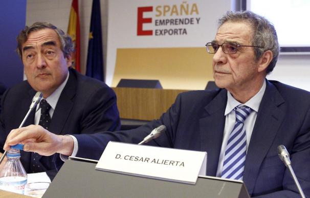 El presidente del Consejo Empresarial para la Competitividad (CEC), César Alierta (d), junto al presidente de la CEOE, Juan Rosell (i), durante la presentación hoy del informe "España emprende y exporta", en Madrid.