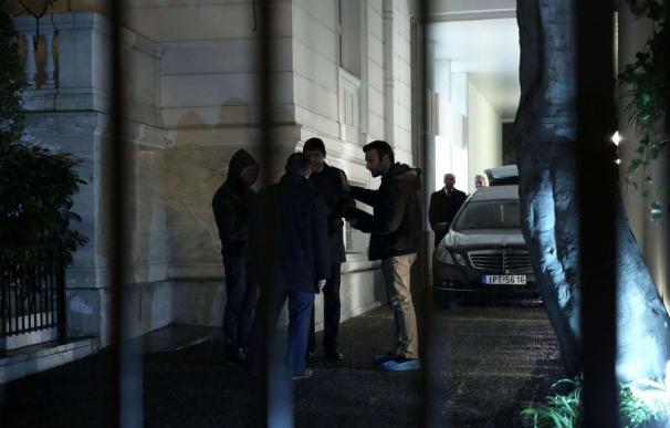 La tensión se hacía notar en el exterior de la vivienda del cónsul ruso en Atenas antes del traslado del cadáver