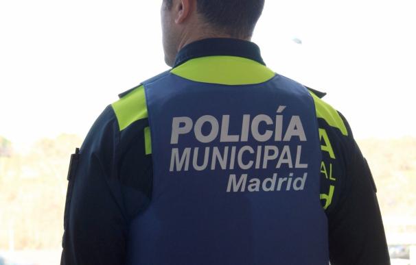 La Policía Municipal reparte los primeros 2.500 chalecos a medida y específicos para las mujeres
