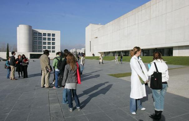 Alumnos de la Universidad de Navarra dicen que la situación generada por la nueva convocatoria de becas es "gravísima"
