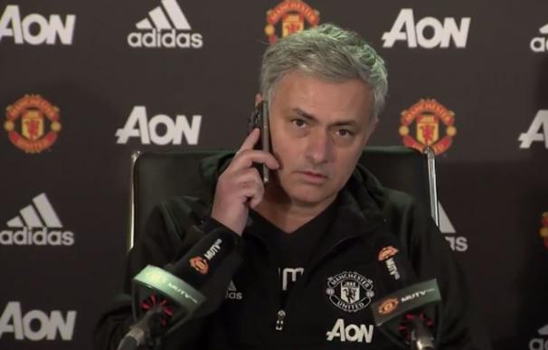 Mourinho atiende una llamada al móvil de un periodista durante una rueda de prensa