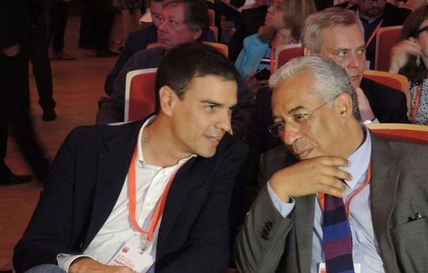 Sánchez, con el líder del PS, Antonio Costa (archivo)