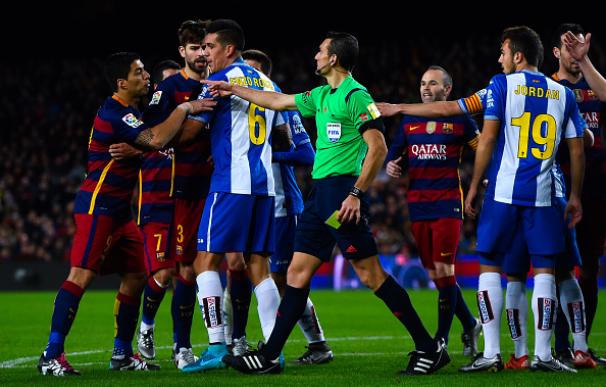 Partido bronco en el Camp Nou. / Getty Images