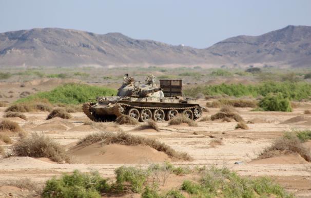 A tank belonging to Yemeni fighters loyal to Yemen