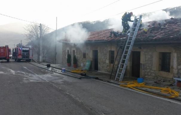 Trasladado a Sierrallana por inhalación de humo al incendiarse su casa en Polaciones