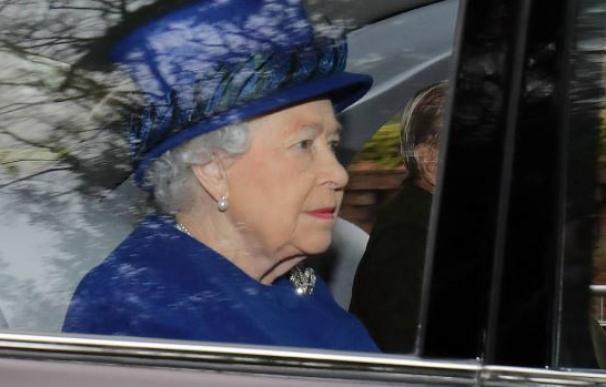Isabel II reaparece en público, tras semanas ausente por un resfriado