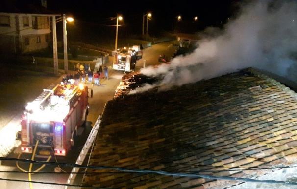 Bomberos sofocan un incendio en una vivienda deshabitada en San Miguel de Aguayo