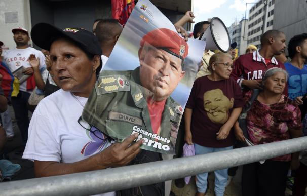 Maduro pide "rebelarse" frente a la retirada de imágenes de Chávez del Parlamento