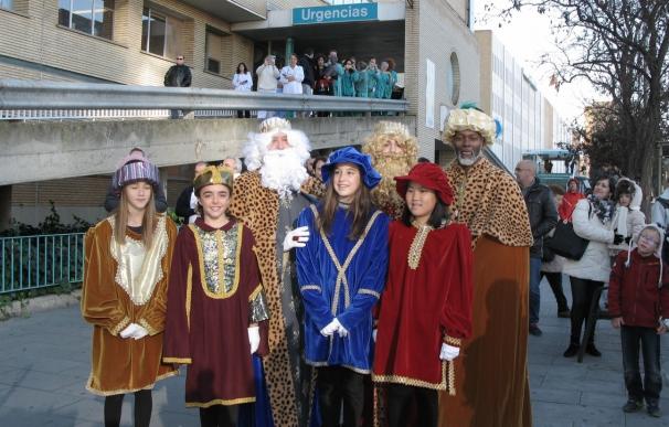 Los Reyes Magos llevan regalos a los niños ingresados en el Hospital Infantil