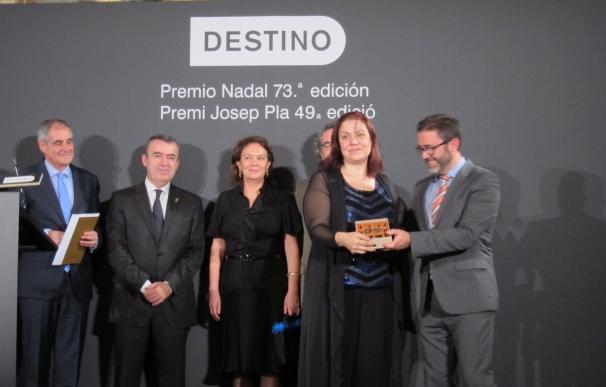 Care Santos (Premio Nadal) homenajea a las madres que hicieron "un largo camino" en la España de los 80