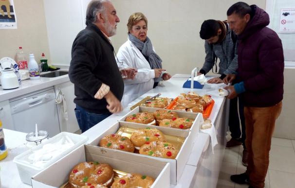 Unas 60 personas sin hogar disfrutan de un roscón de Reyes elaborado por los presos de Huelva