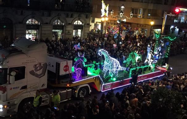 Miles de personas reciben en las calles de Galicia a los Reyes Magos en una jornada sin incidencias