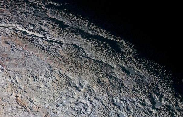 Identifican crestas de hielo en Plutón solo vistas en la Tierra