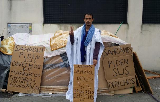 Un saharaui lleva 22 días en huelga de hambre frente a la Embajada de Marruecos para reclamar trabajo y derechos
