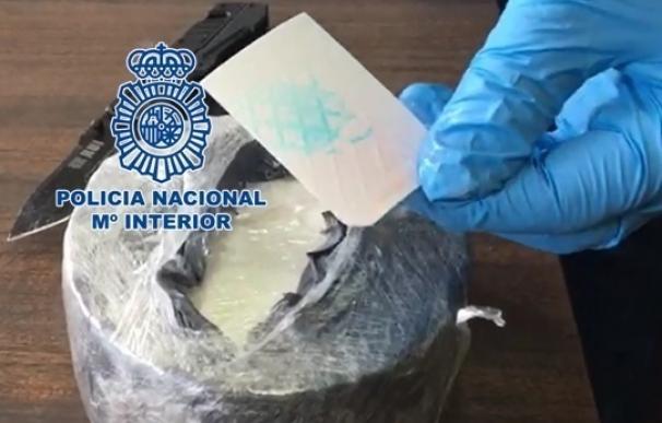 Detenido en Córdoba tras portar casi un kilo de cocaína en el interior de un queso