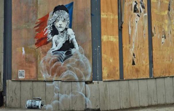 Un mural de Banksy ante la embajada francesa en Londres critica el trato a los refugiados