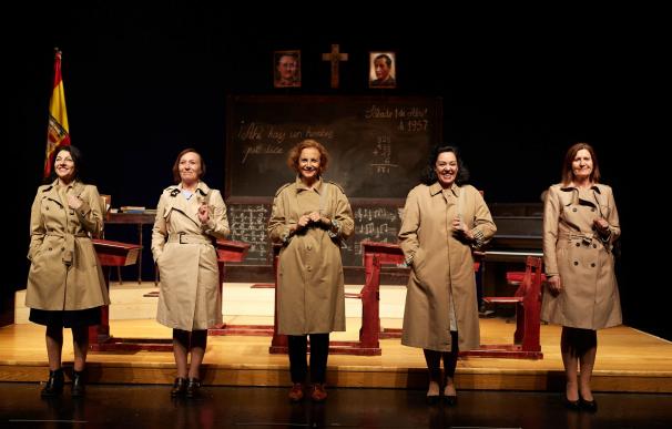 El Teatro Cuyás plantea la versión femenina de la escuela nacional-católica con 'El florido pensil. Niñas'