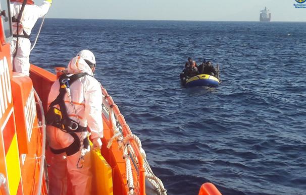 Rescatados seis varones subsaharianos que trataban de cruzar el Estrecho en una embarcación hinchable