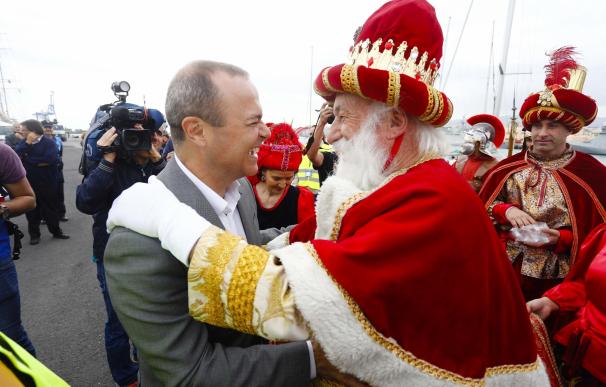 Cerca de 10.000 personas reciben a los Reyes Magos de Oriente a su llegada a Las Palmas de Gran Canaria