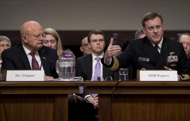 El director nacional de Inteligencia, James Clapper y el director de la NSA Adm. Michael Rogers testificando en el Senado, en Washington, DC (JIM WATSON / AFP)