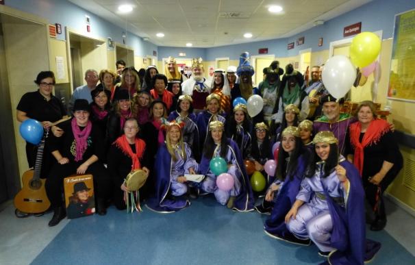 Los Reyes visitan a los pacientes ingresados en el Hospital Virgen del Rocío