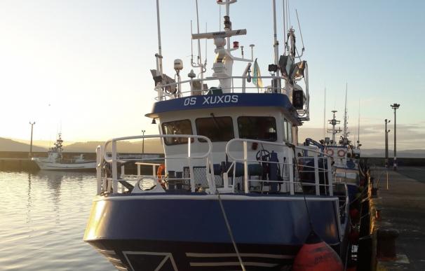 Remolcado hasta Camariñas (A Coruña) un pesquero con tres tripulantes con una avería en el motor y timón