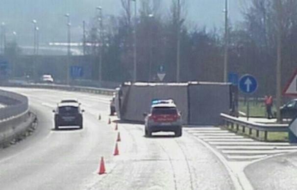 Camionero resulta herido leve en un accidente en la Autovía del Norte en Alsasua