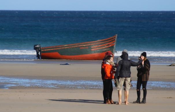 Detenidos trece inmigrantes al llegar en patera a la playa de Famara (Lanzarote)