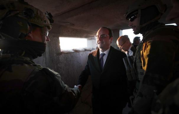 Hollande saluda a un soldado francés en un puesto militar a las afueras de Mosul, el 2 de enero de 2017 (Christophe Ena / POOL / AFP)