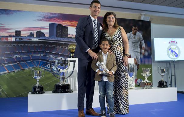Cristiano Ronaldo junto a su hijo y su madre.