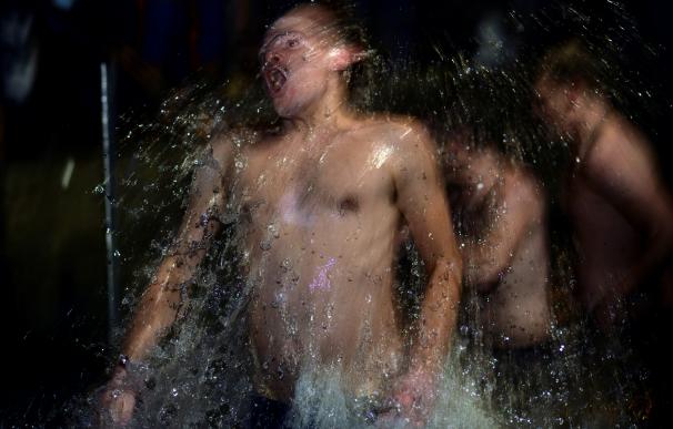 Dos millones de rusos de bañan en el agua helada por la Epifanía ortodoxa