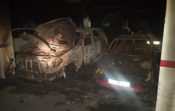 Afectados seis vehículos en el incendio en un garaje de un edificio de la capital