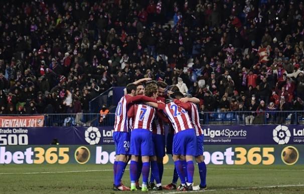 Los jugadores del Atlético celebran uno de los goles al Eibar