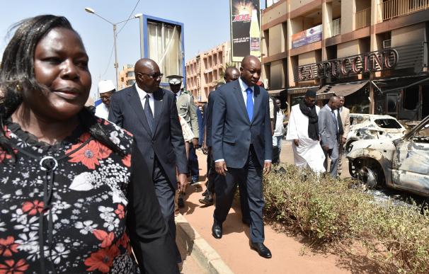 Malian Prime Minister Modibo Keita (C) and Burkina