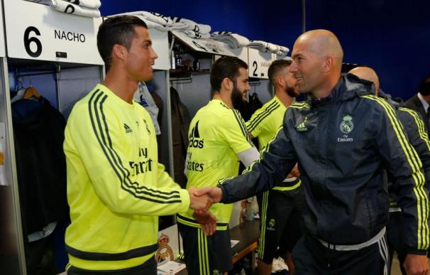 Zidane saludando a los jugadores en Valdebebas. / RealMadrid