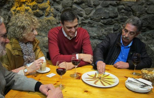 Pedro Sánchez degusta anchoas y vino de Cantabria con Revilla