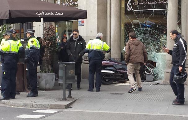 Una motocicleta choca contra una cafetería del Eixample barcelonés