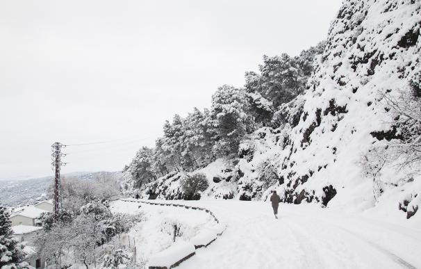 La nieve acumulada obliga a cortar cinco carreteras de la red provincial