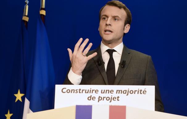 Macron, el liberal que abandonó a Hollande, amenaza con llegar a la segunda vuelta