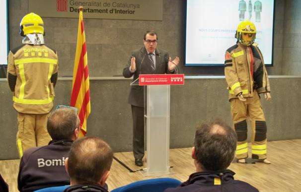 Los bomberos catalanes estrenarán un nuevo uniforme con más protección ante el fuego