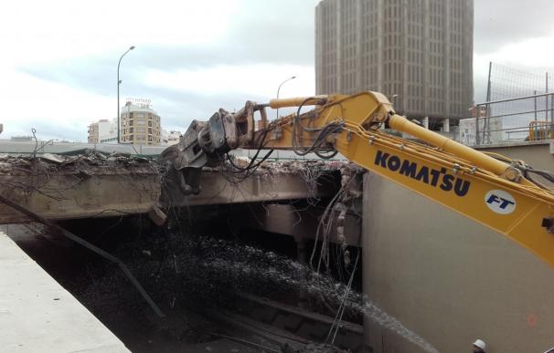 Los trabajos de demolición del puente de Tetuán por las obras del metro de Málaga afrontan su fase final