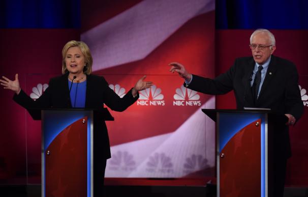 Hillary Clinton y Bernie Sanders en uno de los debates demócratas