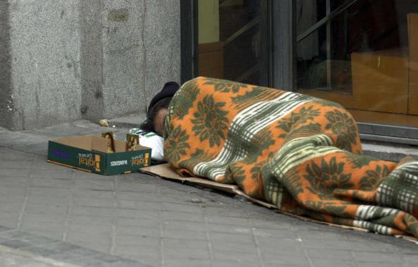 Cáritas distribuye unas 130 mantas entre personas sin hogar de la capital para ayudarles a paliar el frío