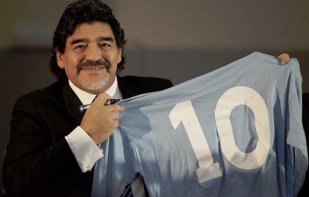 Maradona llega a Nápoles para protagonizar una obra de teatro sobre su vida