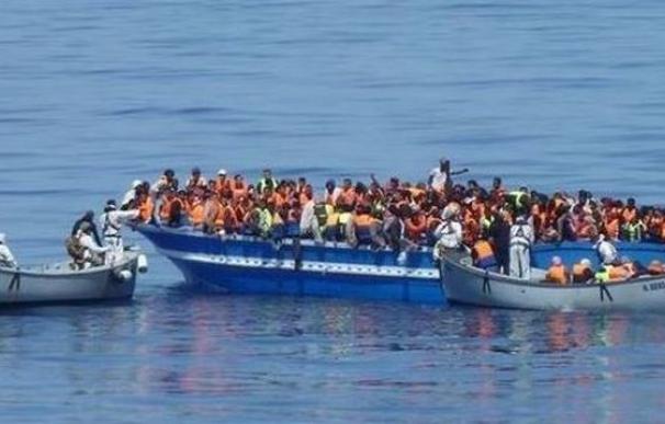 Un centenar de inmigrantes naufragan en el Mediterráneo frente a la costa de Libia