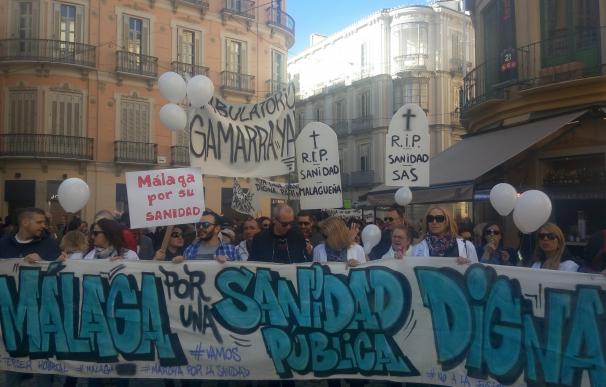 Miles de personas participan en la marcha por la sanidad pública en Málaga
