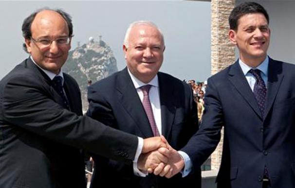 Moratinos (c) saluda a David Miliband (d) y Peter Caruana